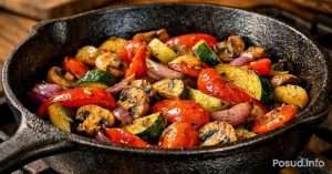 Чавунна сковорідка на кухонній плиті