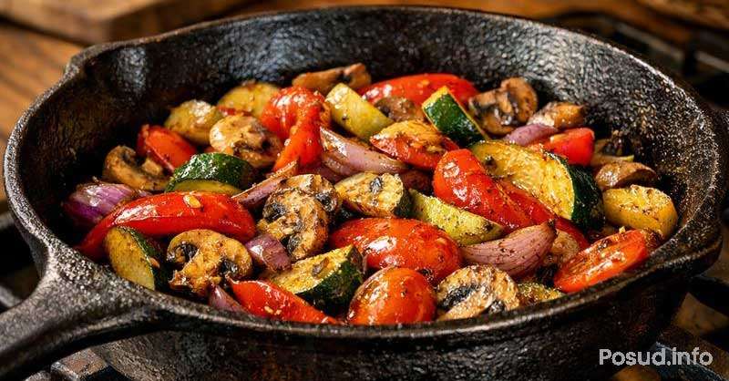 Чавунна сковорідка на кухонній плиті