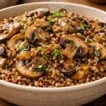 Гречка з обсмаженими грибами та цибулею