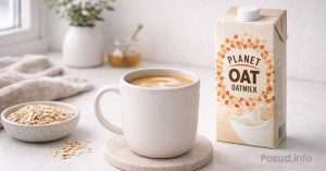 Вівсяні вершки без цукру поруч із чашкою кави на кухонному столі