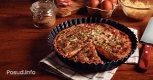 Тарт і кіш у формах з хвилястими краями на кухонному столі