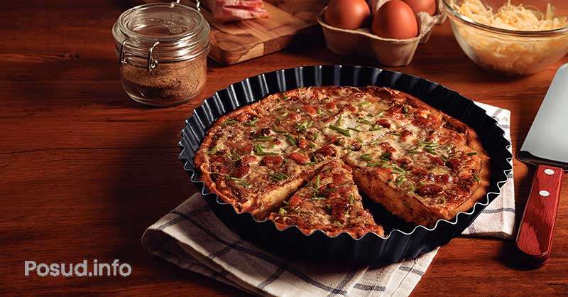 Тарт і кіш у формах з хвилястими краями на кухонному столі